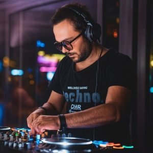 Findike DJing