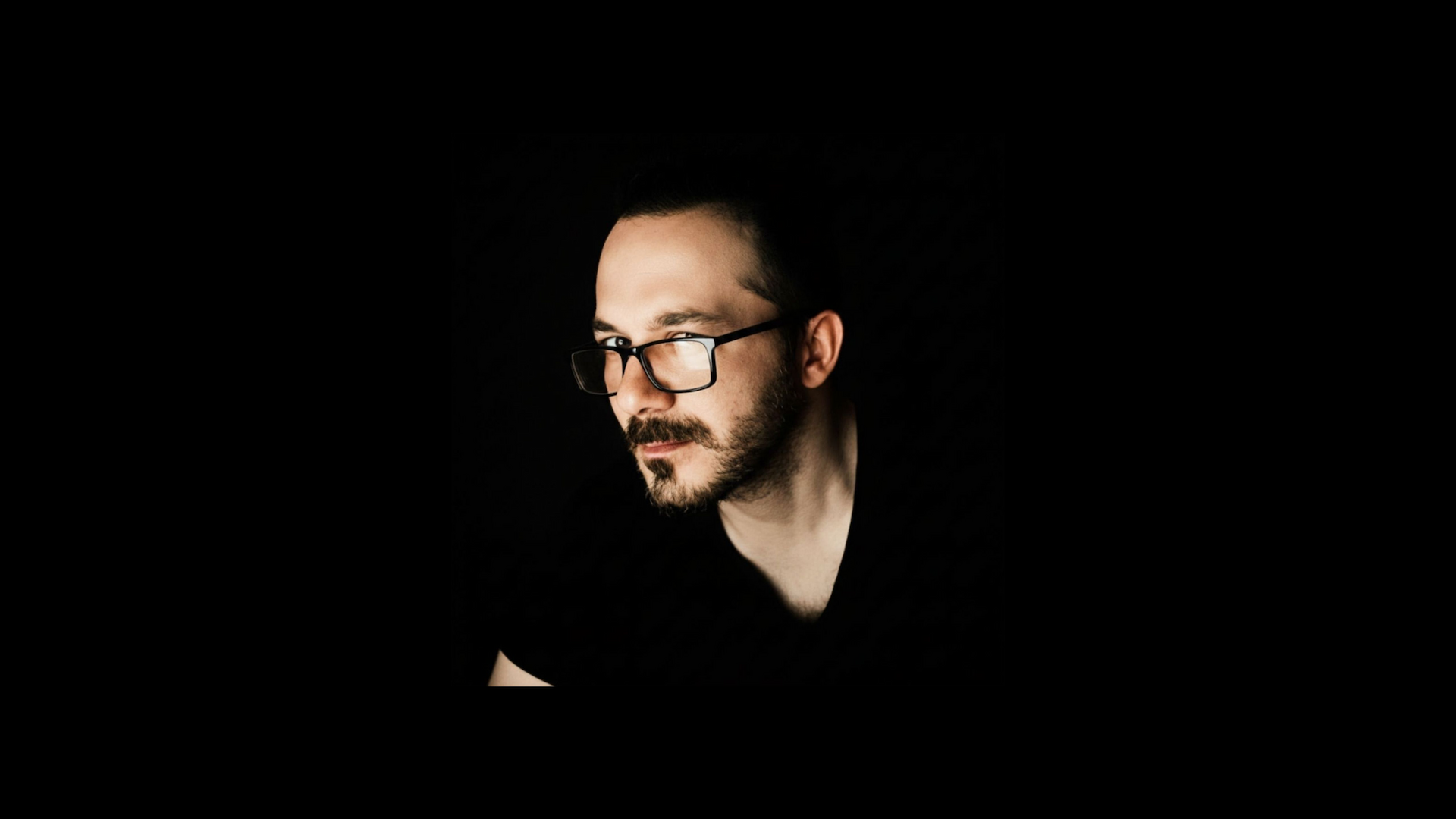 Findike artist portrait – close-up photo official